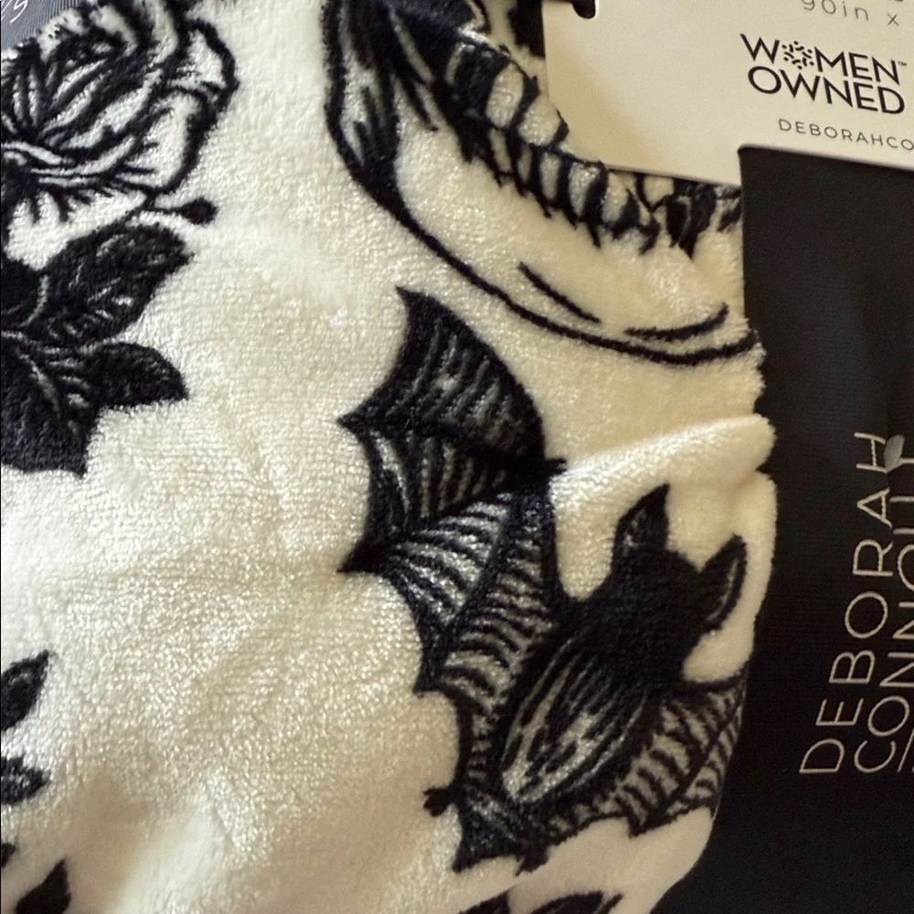 Deborah Connolly designs Halloween skull and bow queen blanket☠️🥀🦇